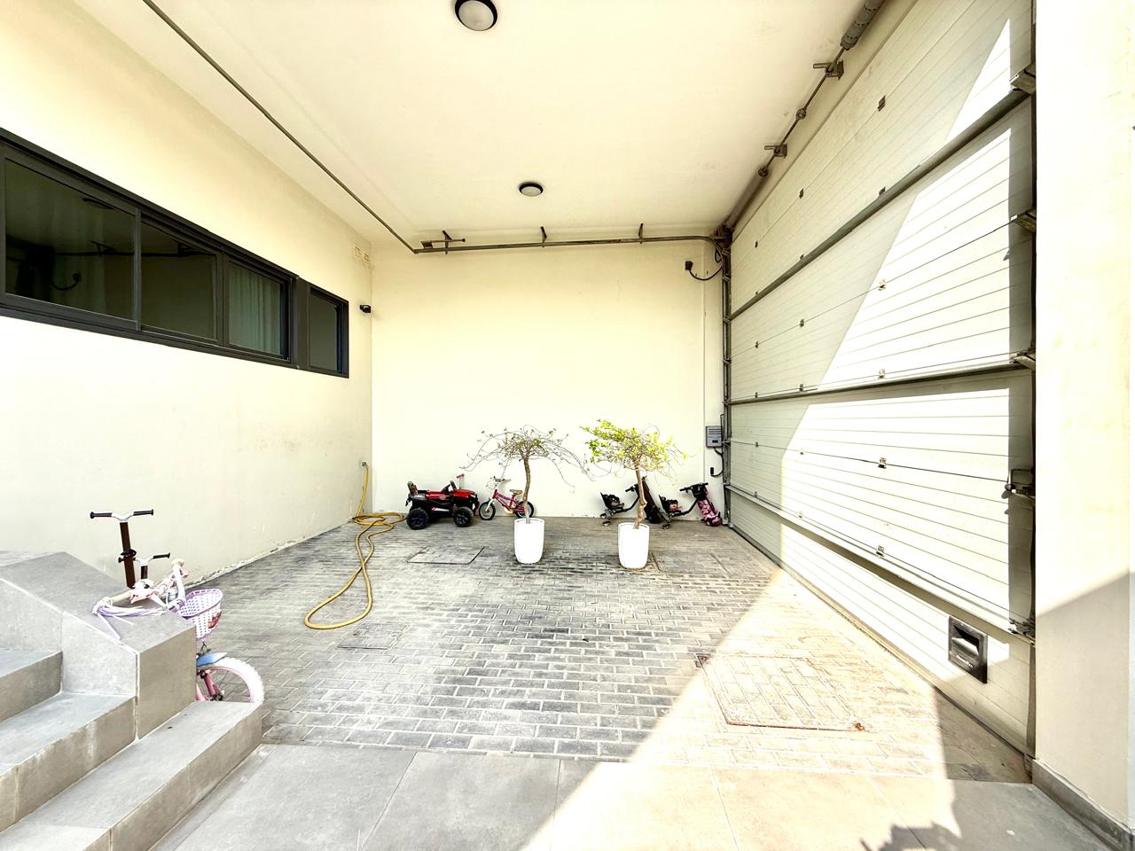 Upgraded & Fully Furnished 4BR+M |Corner Villa