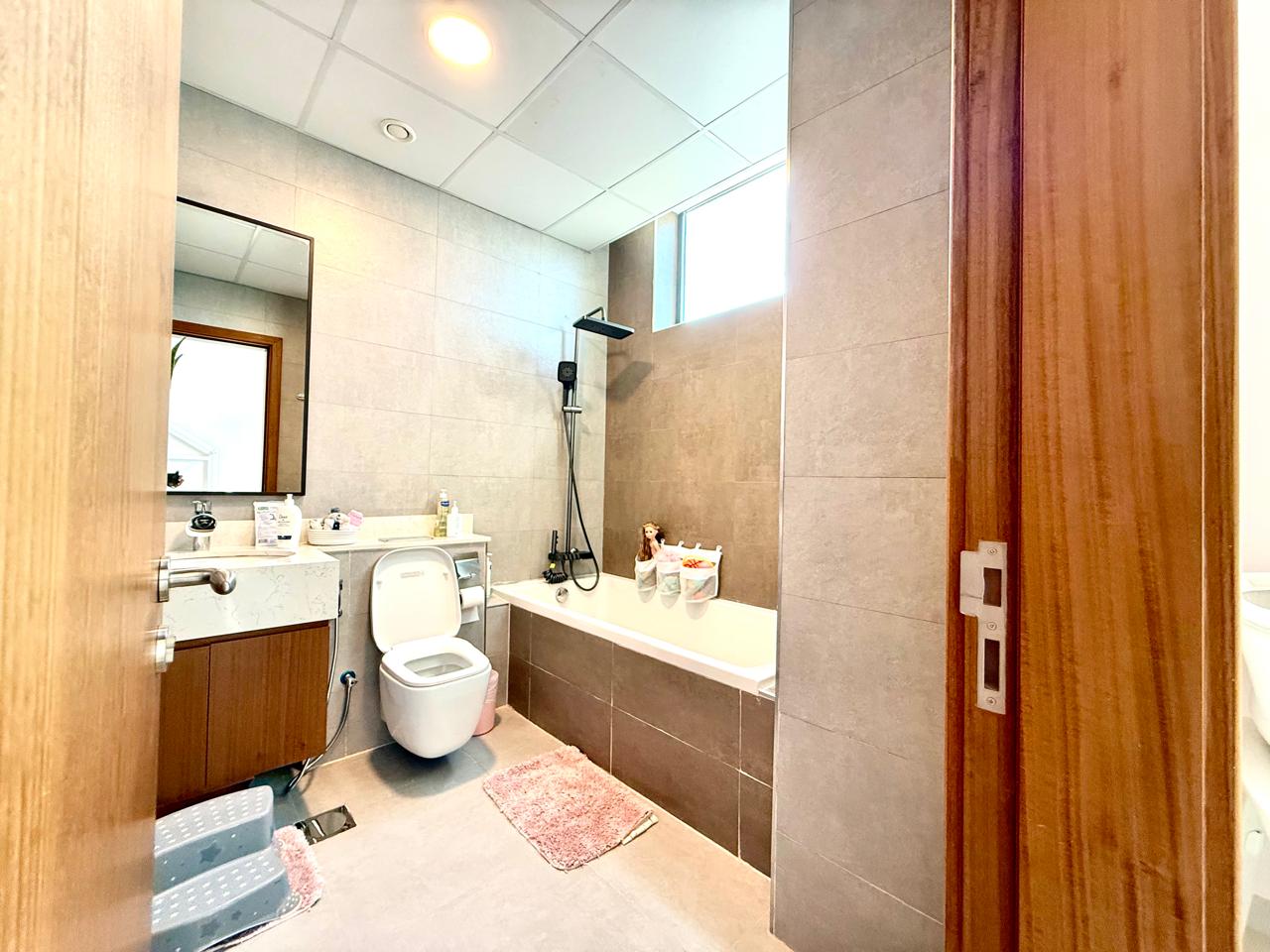 Upgraded & Fully Furnished 4BR+M |Corner Villa — 2