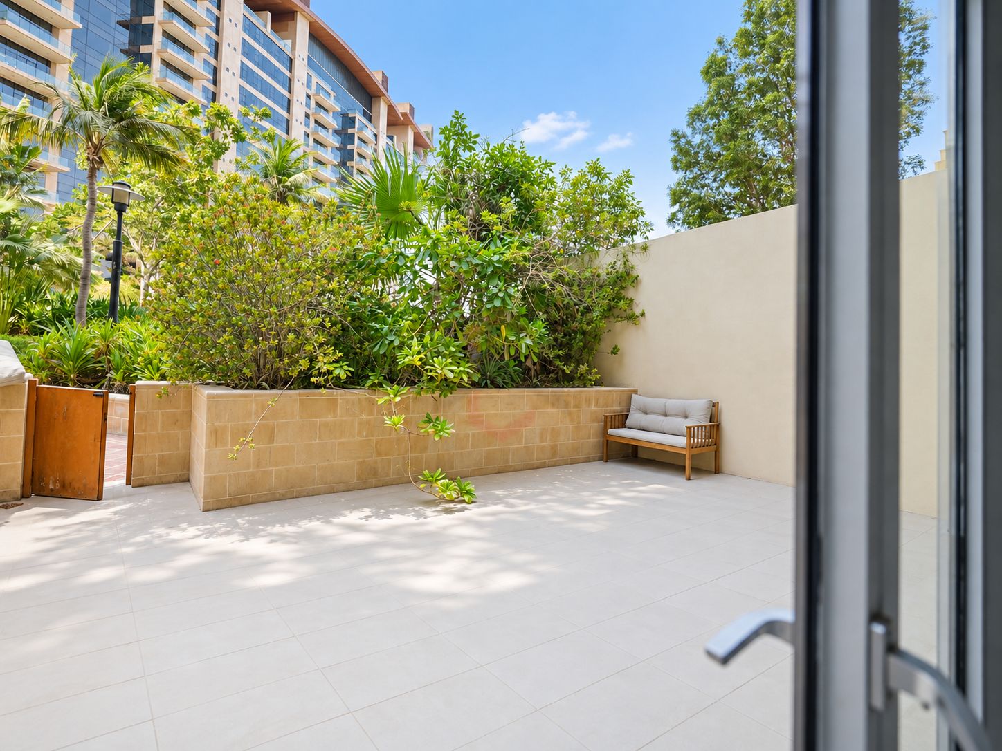 Spacious Garden | Luxury Living | Beach Access — 2