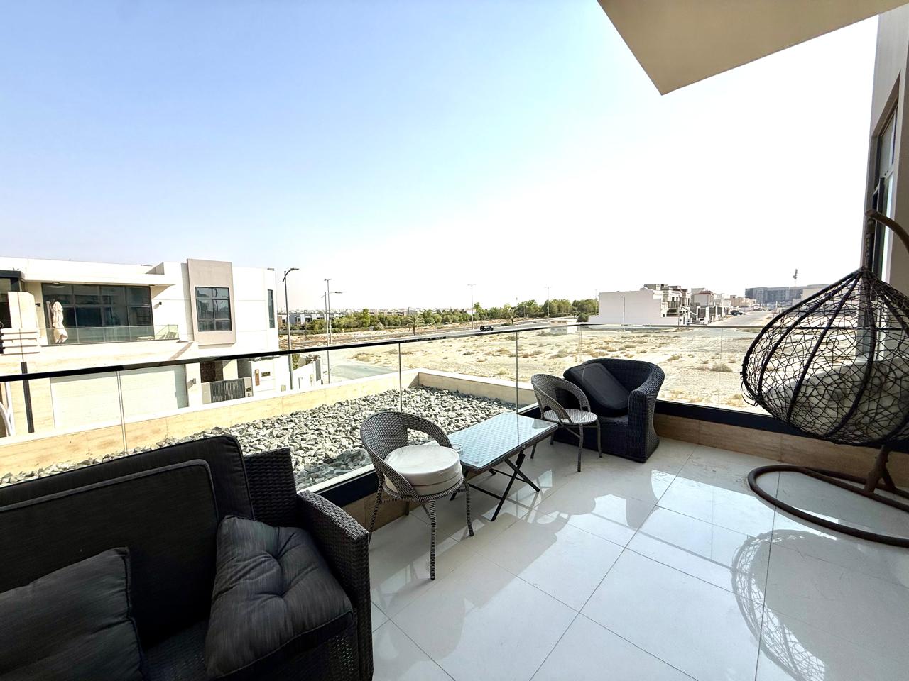 Upgraded & Fully Furnished 4BR+M |Corner Villa — 4