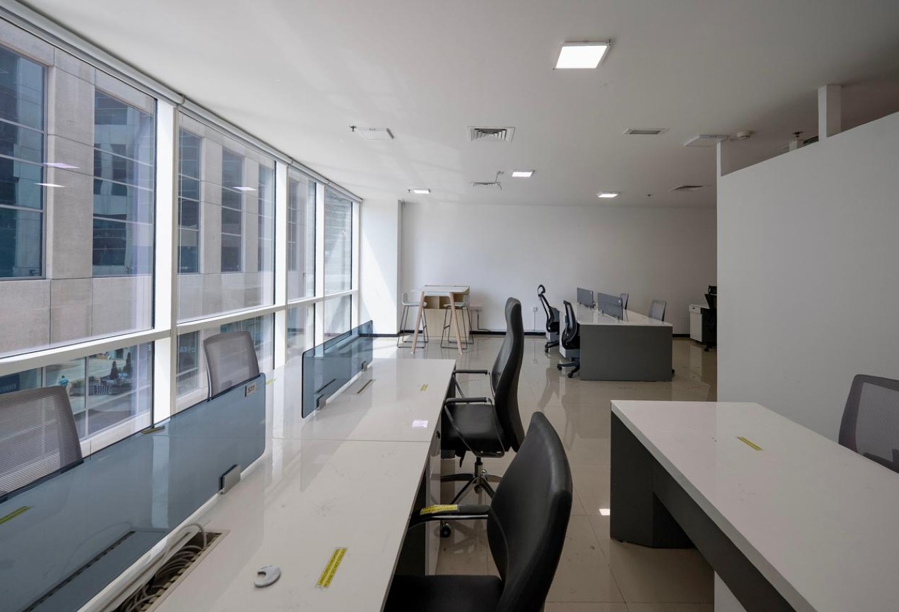 Vacant | Spacious Office | 4 Parkings — 2