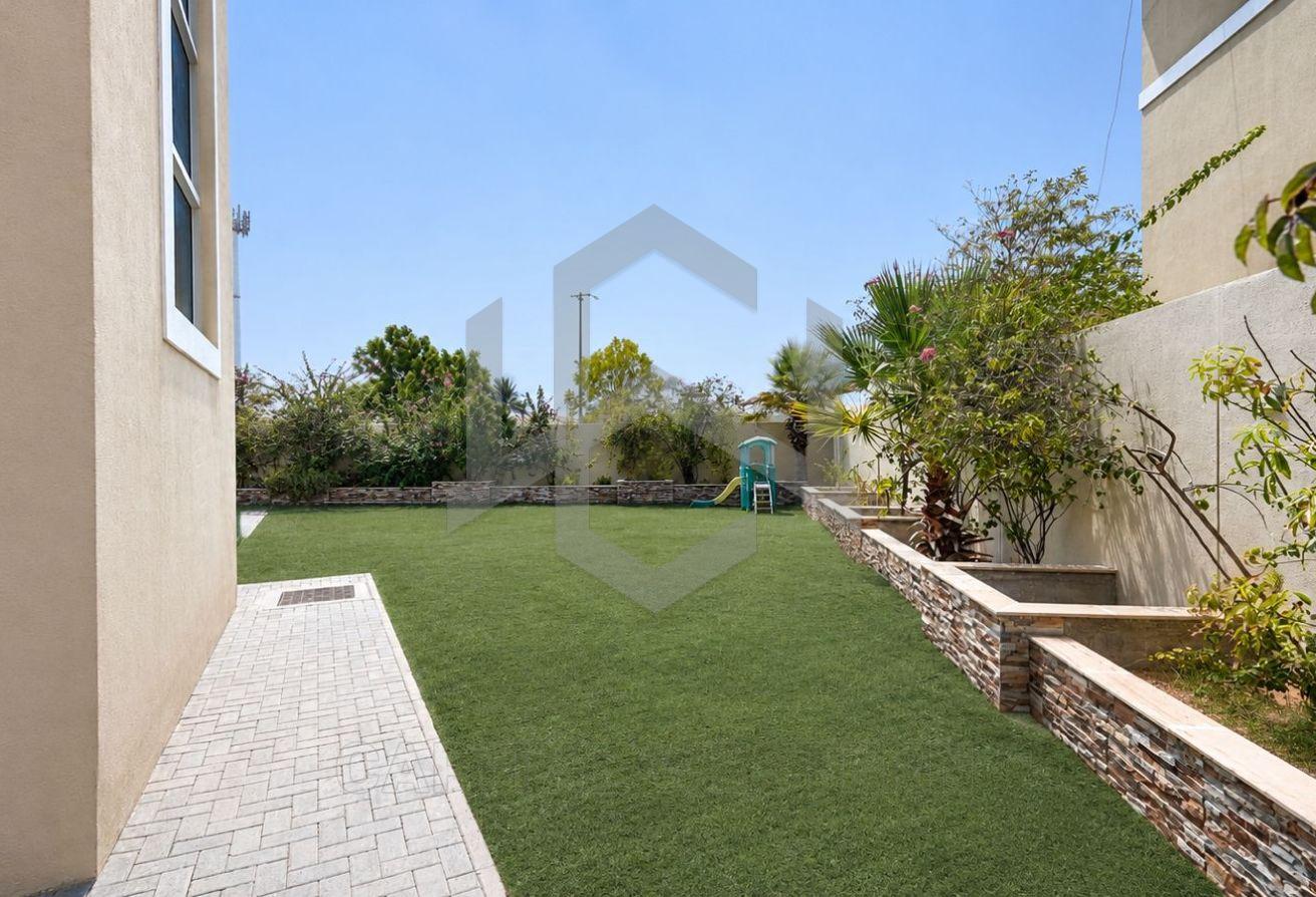 Jumeirah Park | Spacious 4BR + Maid's Room Villa — 4