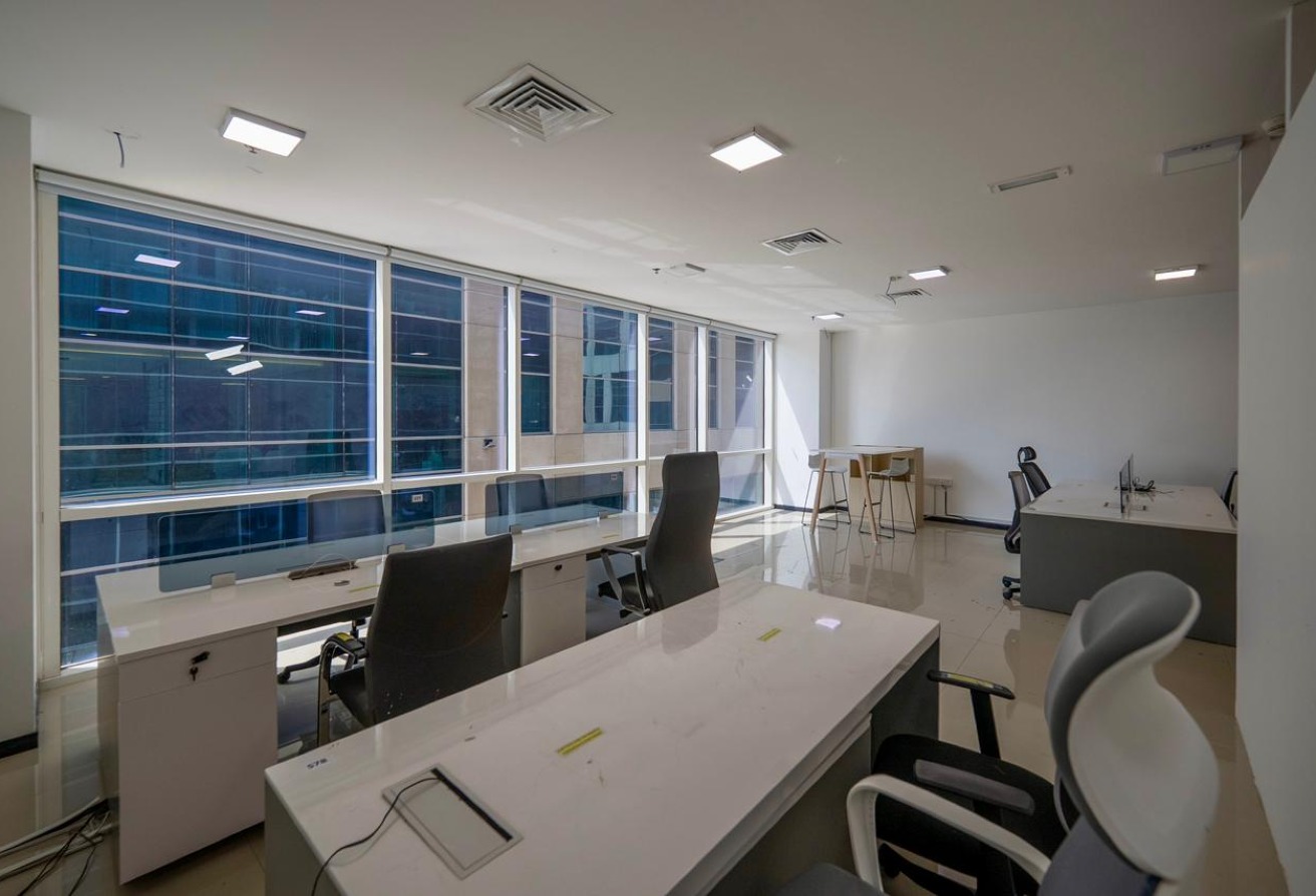 Vacant | Spacious Office | 4 Parkings — 3