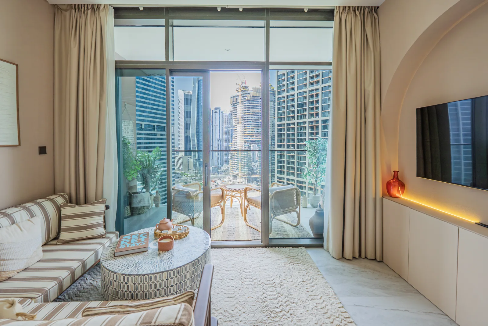Luxurious Studio, Burj Khalifa View, Prime Location — 2